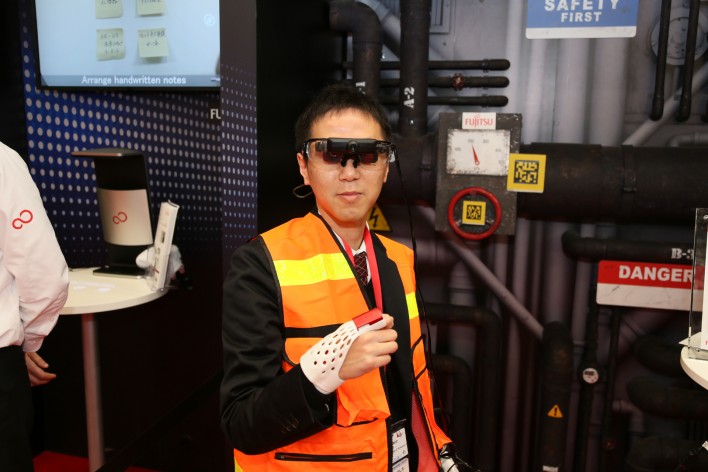 Fujitsu Intelligence Glove Unveiled