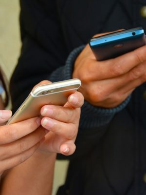 Texting on iPhone. Credit: terimakasih0/ Pixabay
